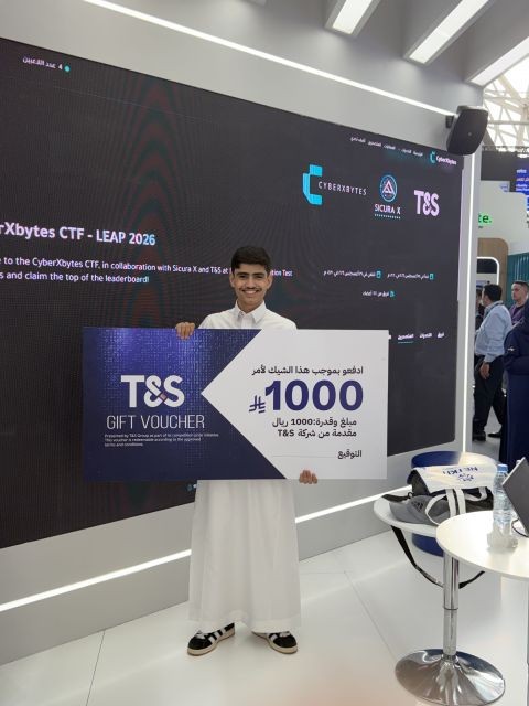 Abdulaziz Alasaiqah holding a T&S gift voucher board at the CyberXbytes CTF, LEAP 2026